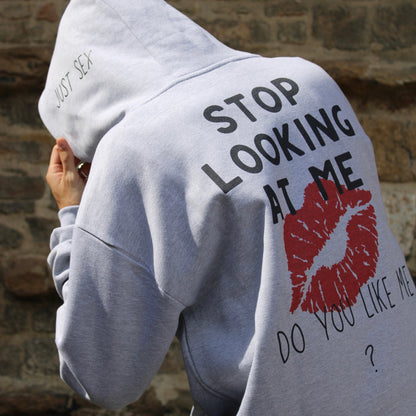 STOP LOOKING AT ME -  felpa cappuccio con grafica