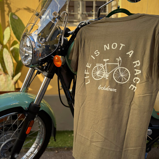 LIFE IS NOT A RACE  - t-shirt verde militare con stampa