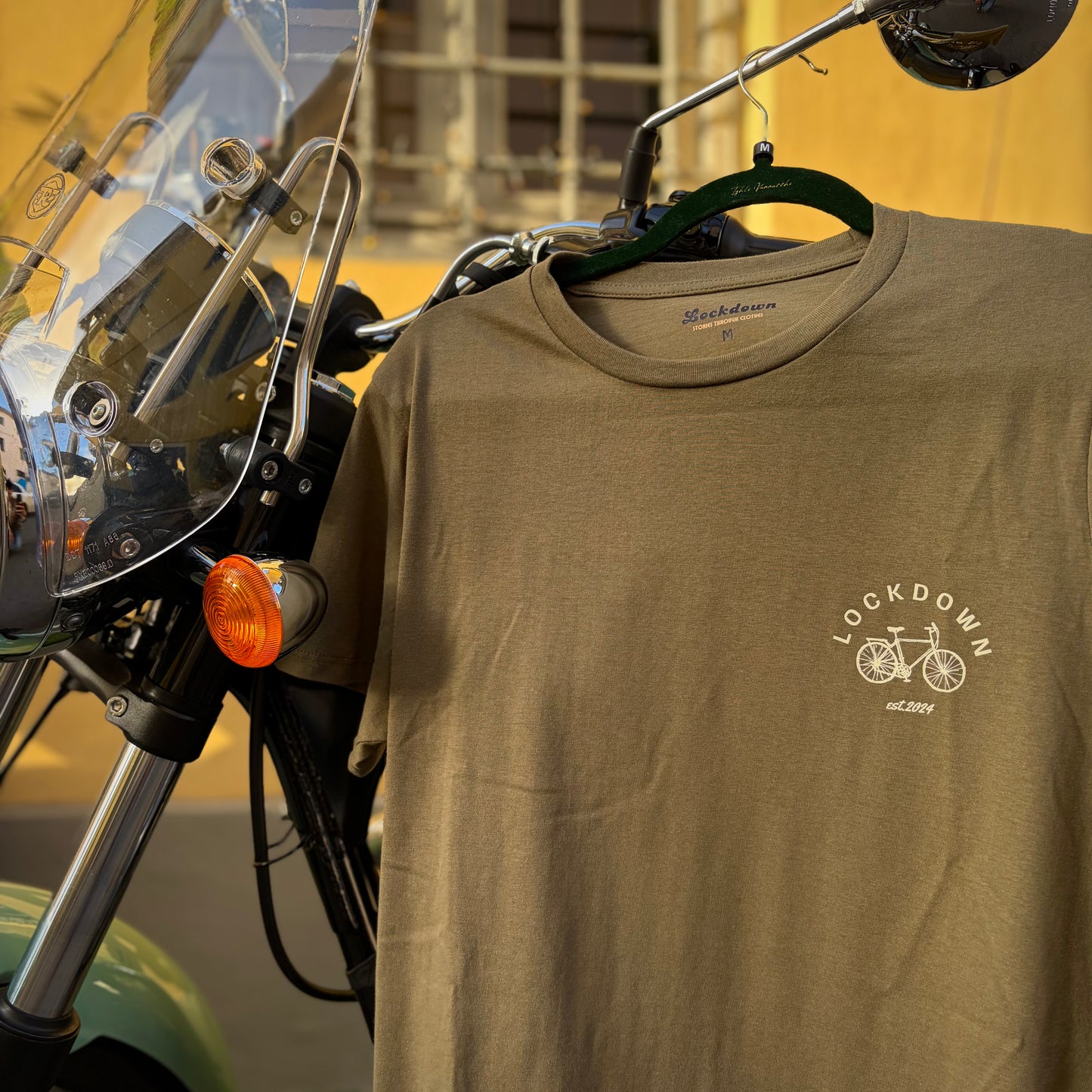 LIFE IS NOT A RACE  - t-shirt verde militare con stampa