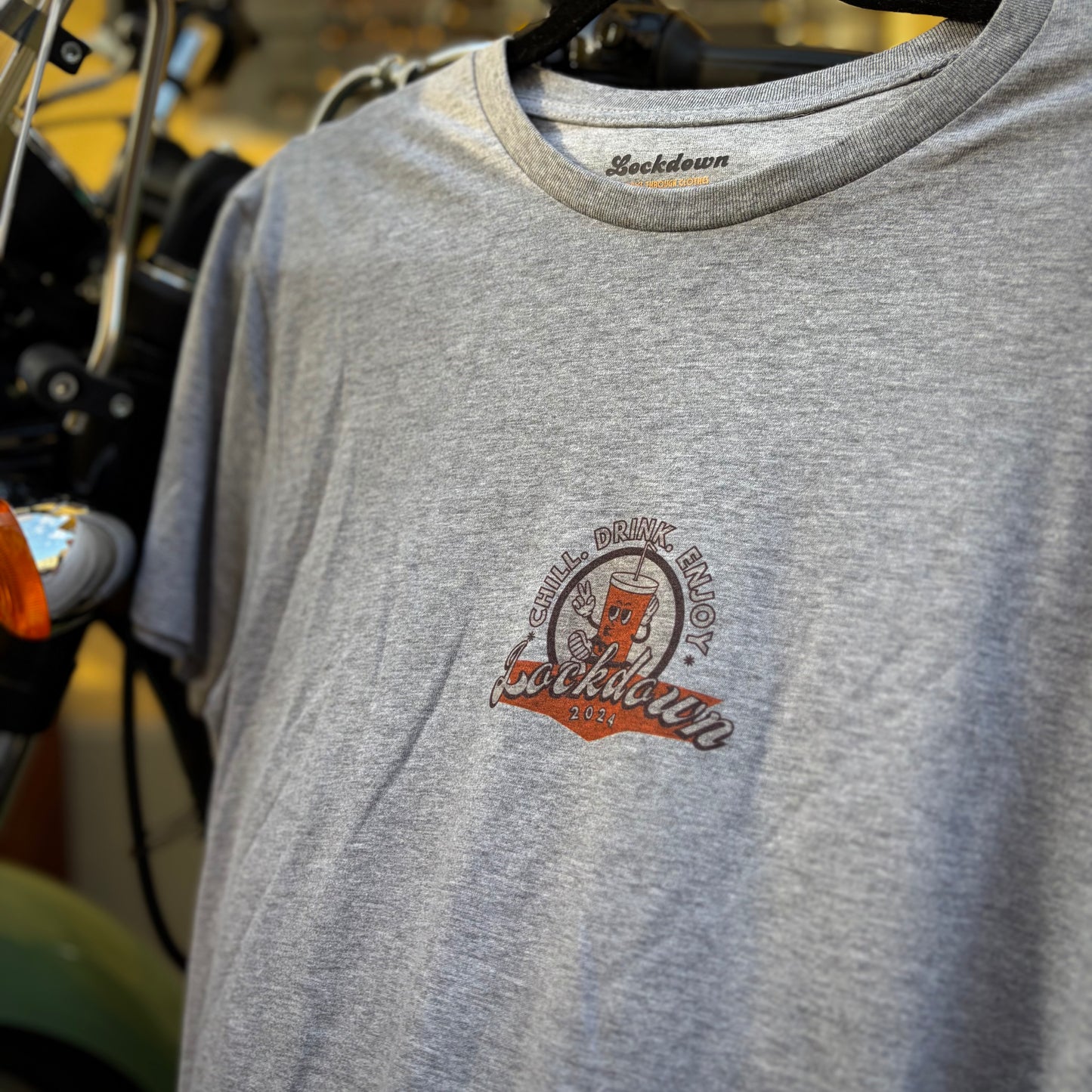 CHILL, DRINK, ENJOY - t-shirt grigia con stampa