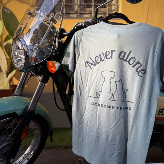 NEVER ALONE - t-shirt blu carta da zucchero  con stampa