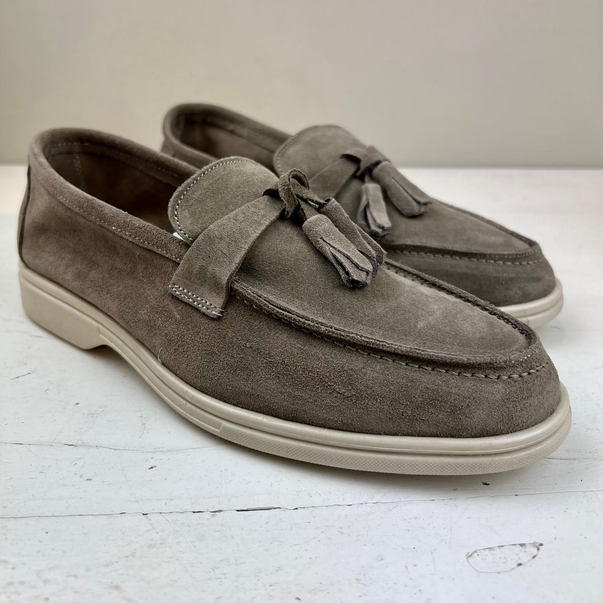 VERSILIA – mocassino camoscio con nappine