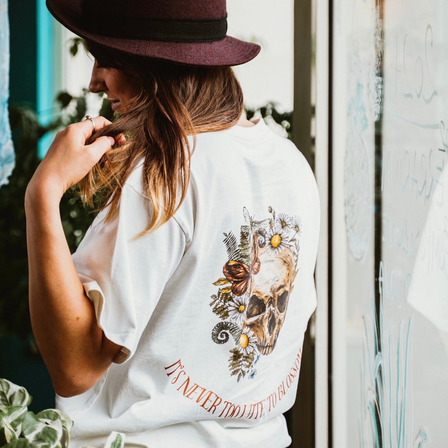 IT'S NEVER TOO LATE TO BLOSSOM - t-shirt bianca vintage con grafica